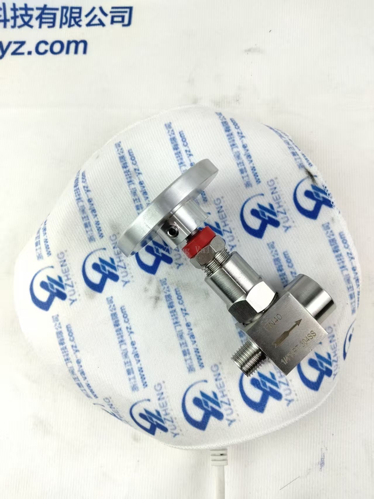 Internal and external thread needle valve