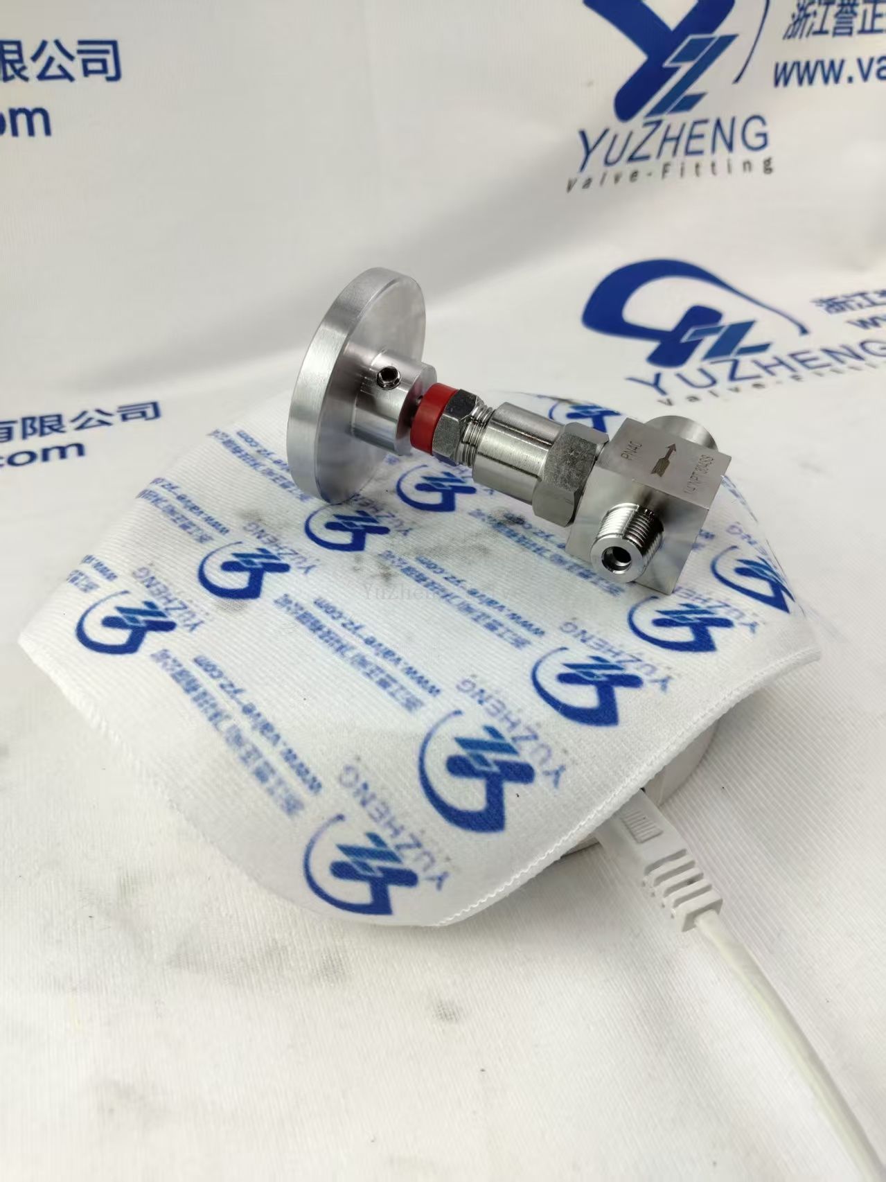 Internal and external thread needle valve